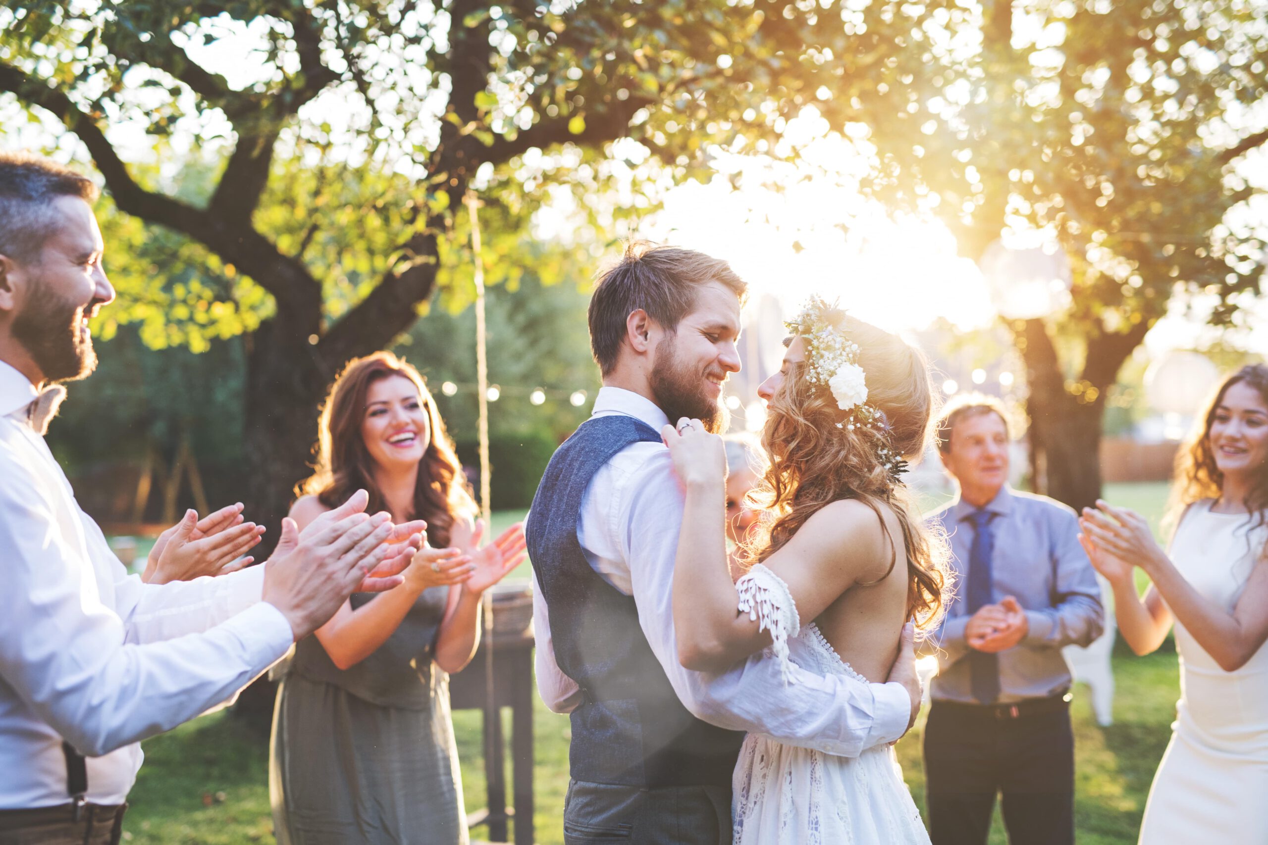 Hochzeitspaar im romantischen Olivenhain