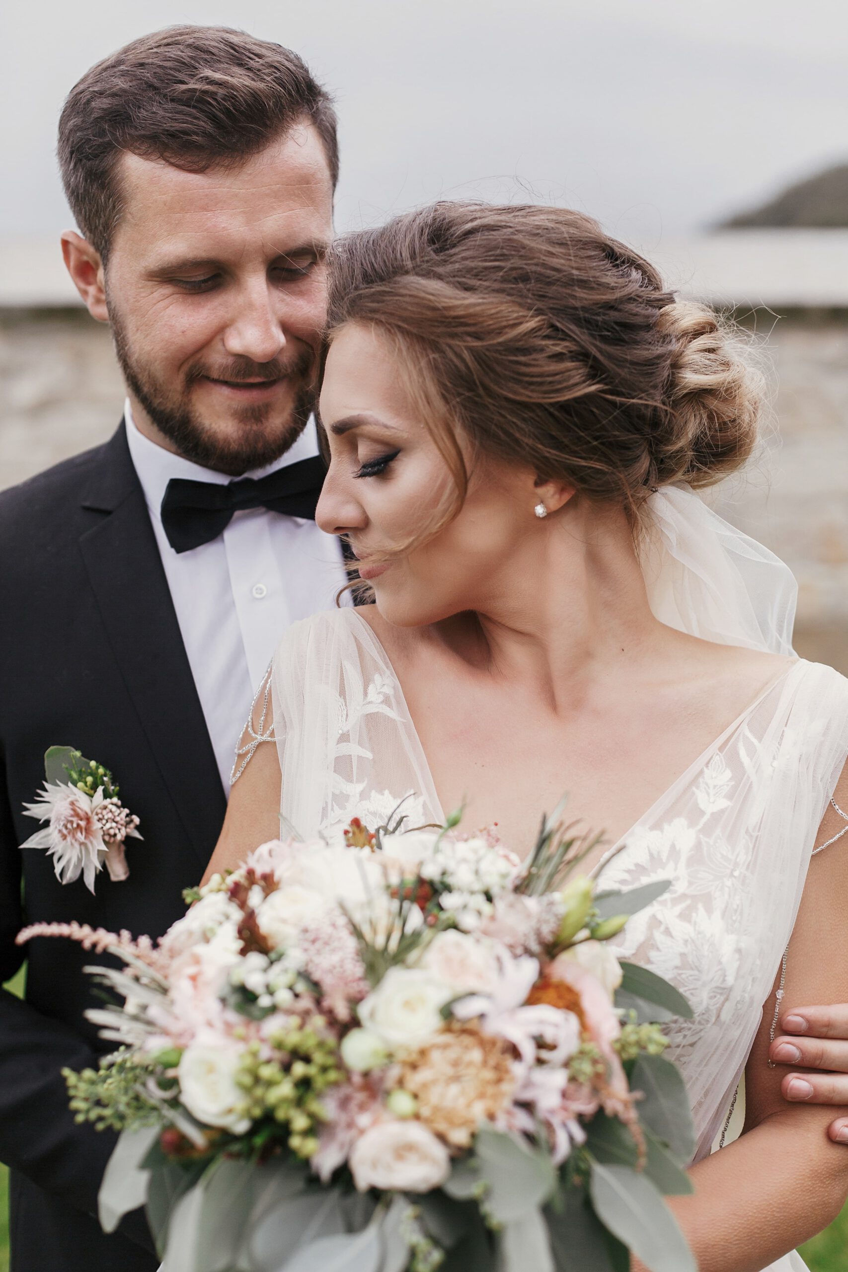 Brautpaar im Profil beim spontanen Lächeln am Hochzeitstag