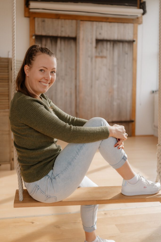 Leonie Geipel im Studio im Profil mit entspanntem Blick