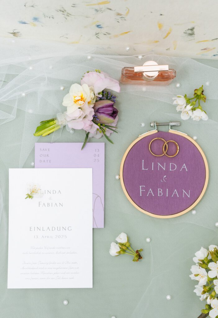 Elegante Hochzeitsdekoration mit Greenery und feinen Details