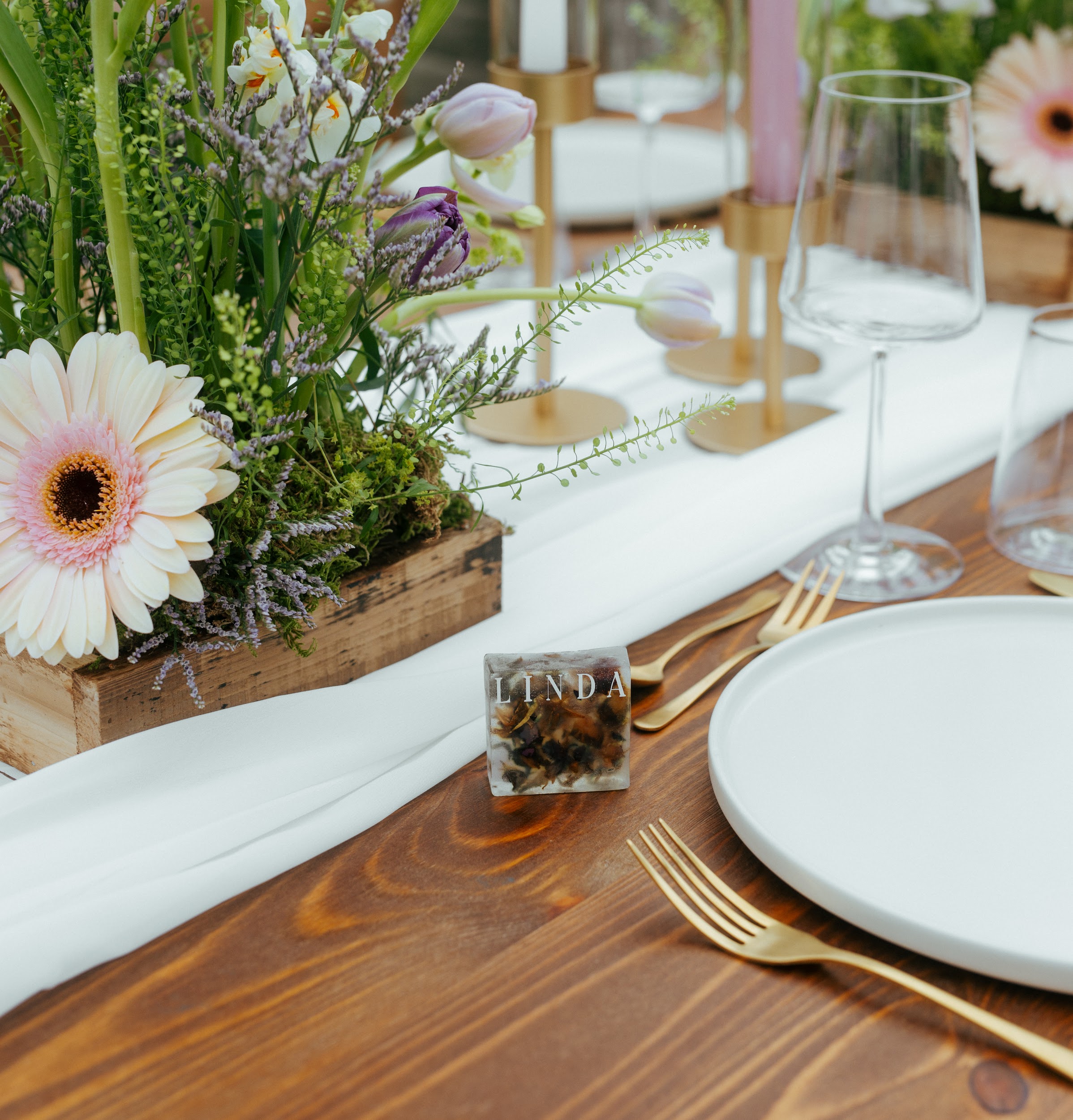 Elegante Hochzeitsdekoration mit Greenery und feinen Details