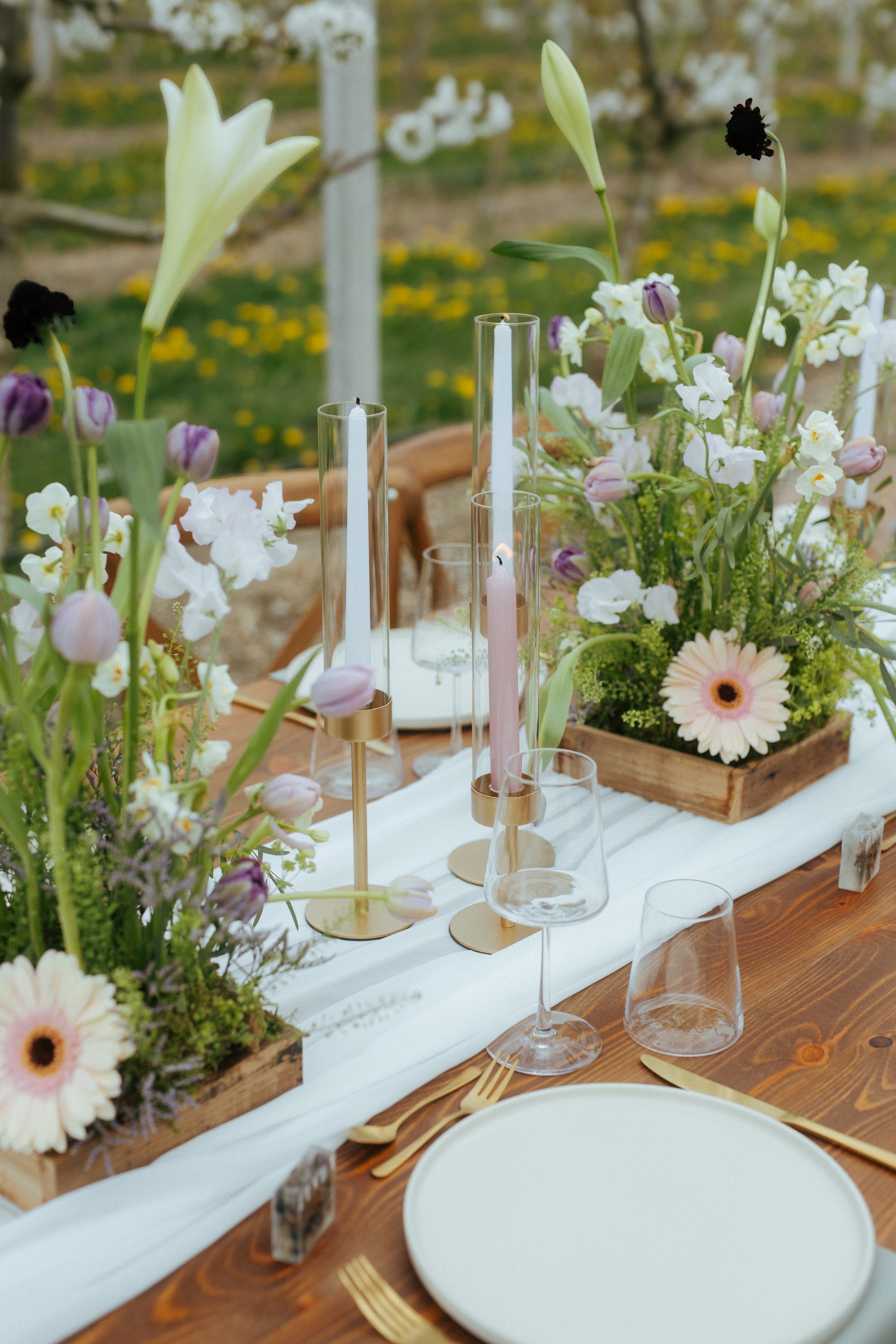 Natürliches Hochzeitskonzept mit sanften Farbtönen und Naturmaterialien