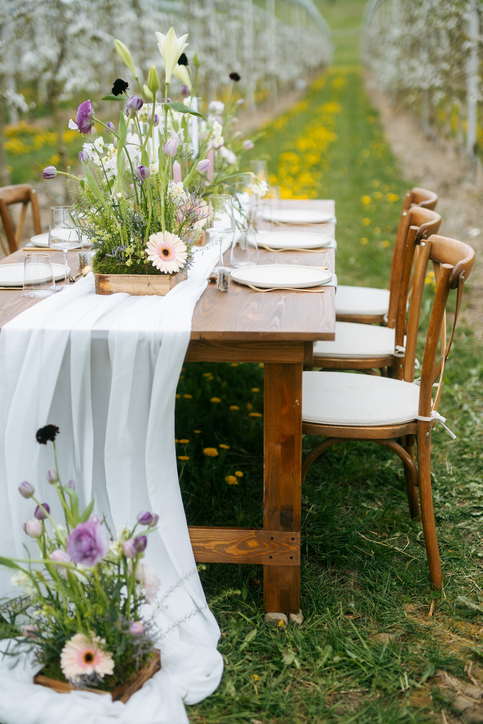 Hochzeitsfloristik mit Wildblumen und rustikaler Tischdekoration