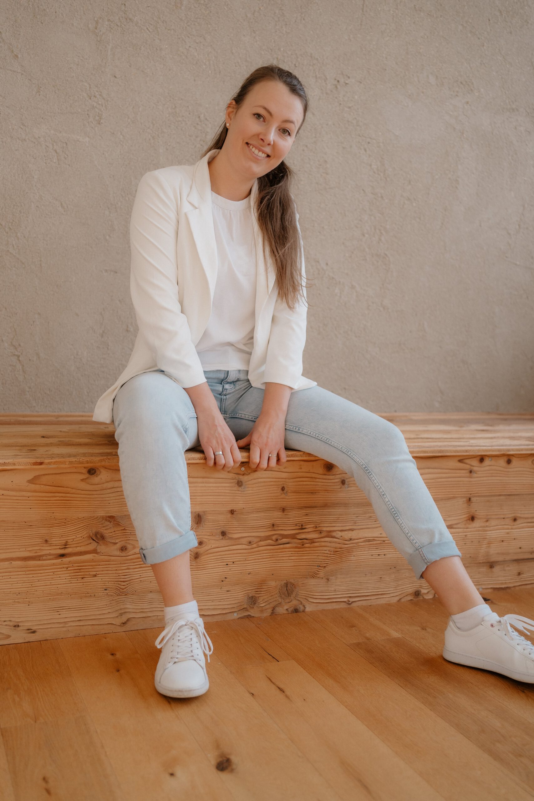 Hochzeitsplanerin Leonie Geipel im eleganten Business-Outfit