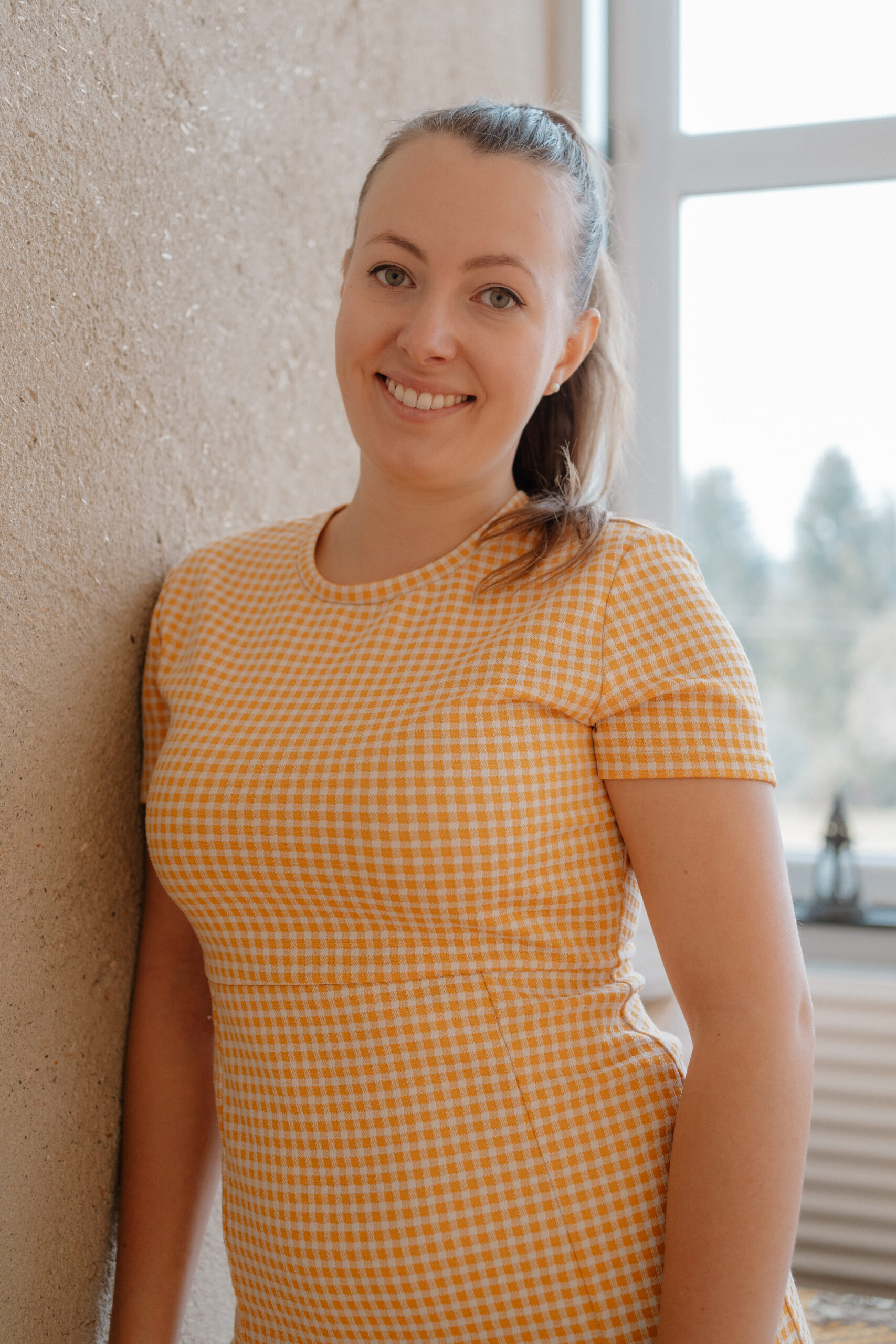 Hochzeitsplanerin Leonie Geipel im eleganten Business-Outfit