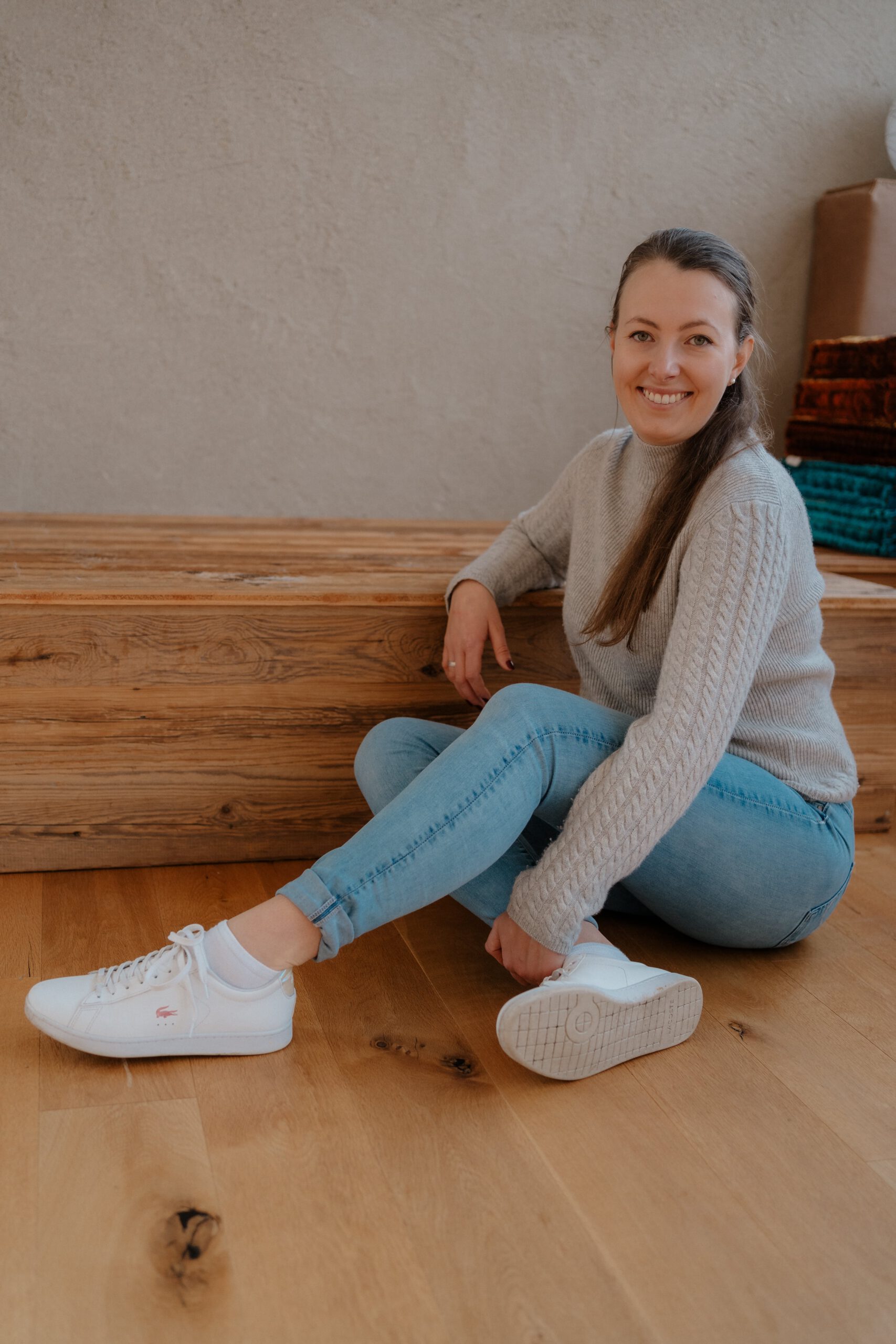 Leonie Geipel im Studio mit halb gedrehtem Rücken im Profil
