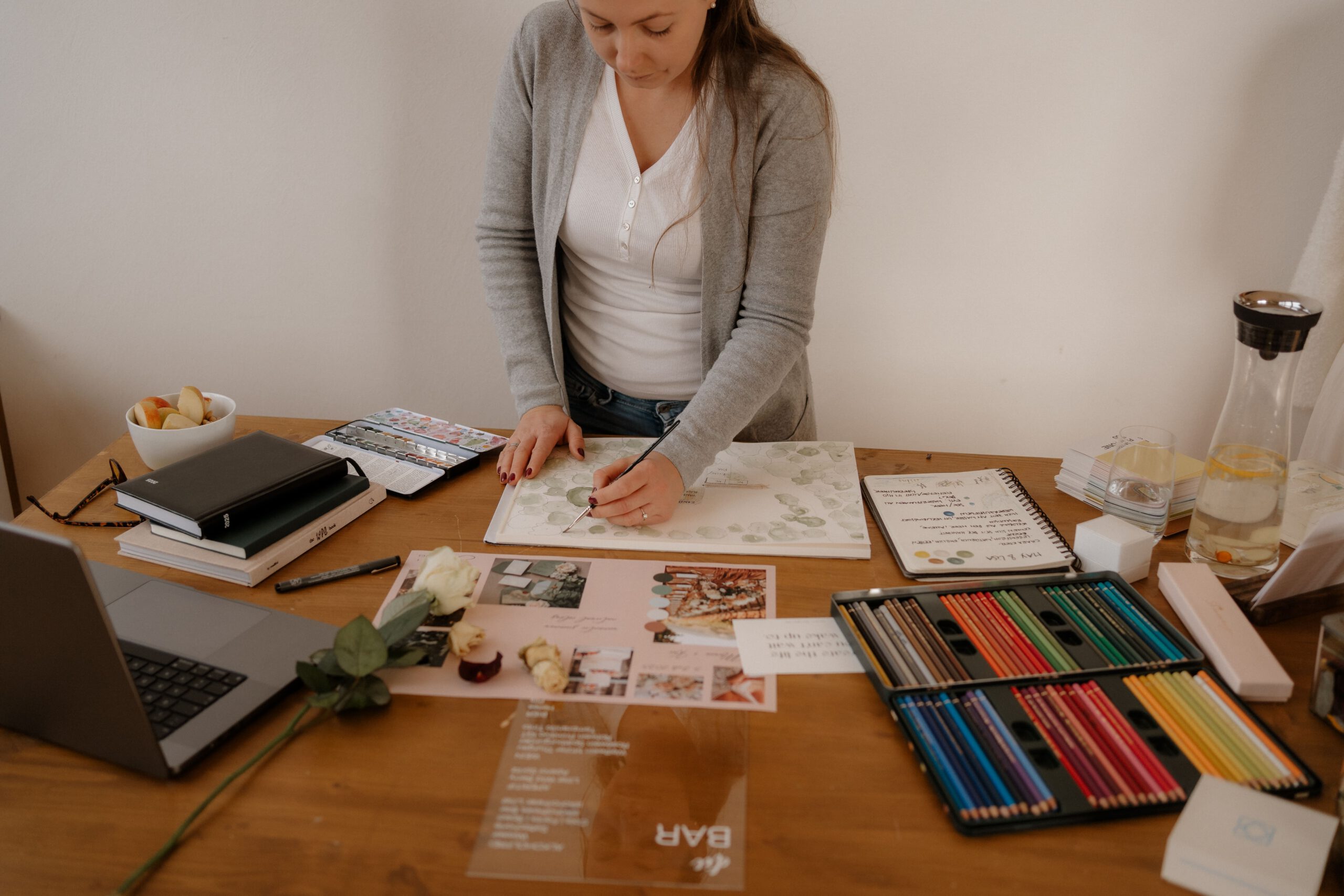 Hochzeitsplanerin Leonie Geipel beim Erstellen eines Moodboards